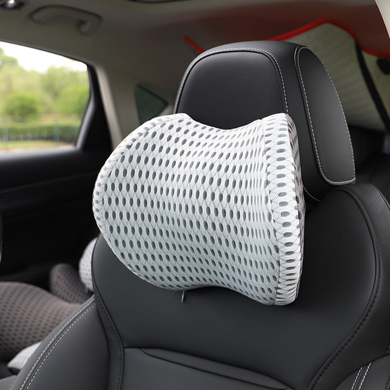 The car waist cushion covers the waist