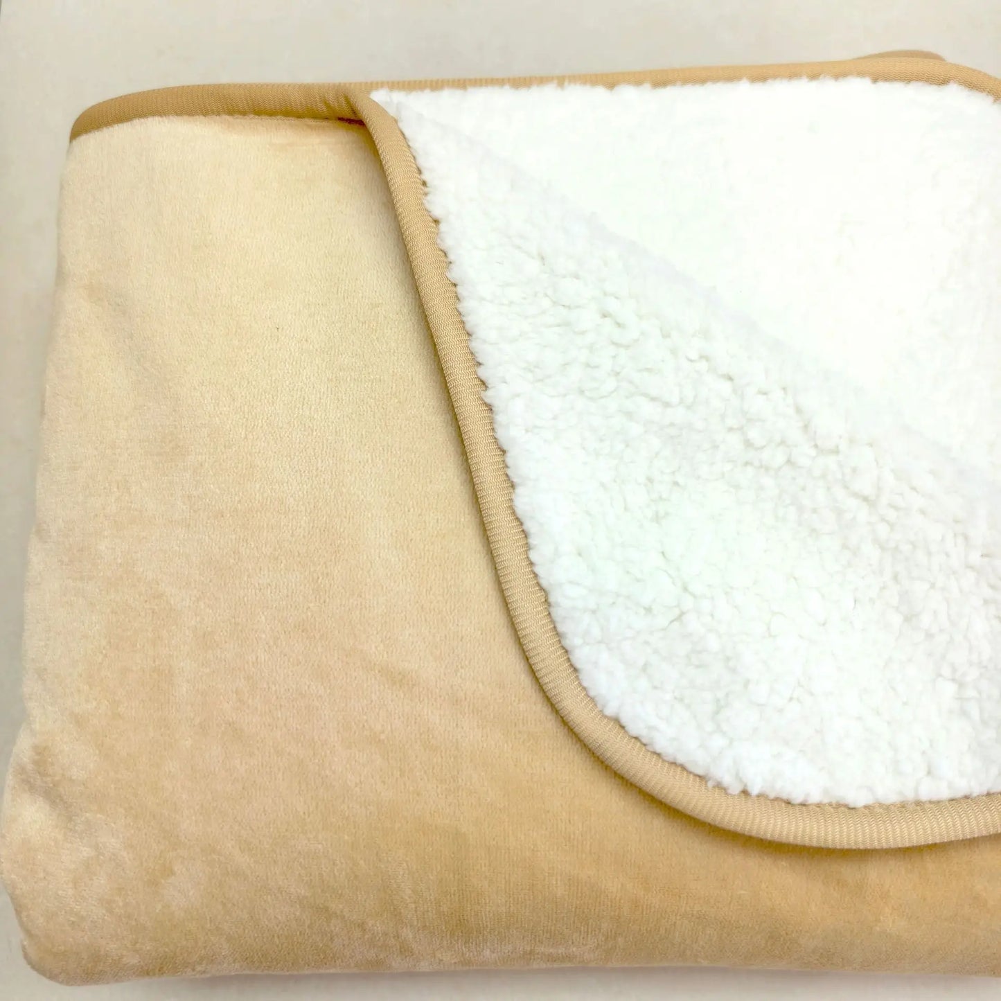 Soft Flannel Pet Blanket Waterproof Splash Resistant Comfortable Blanket for Pet and Couple