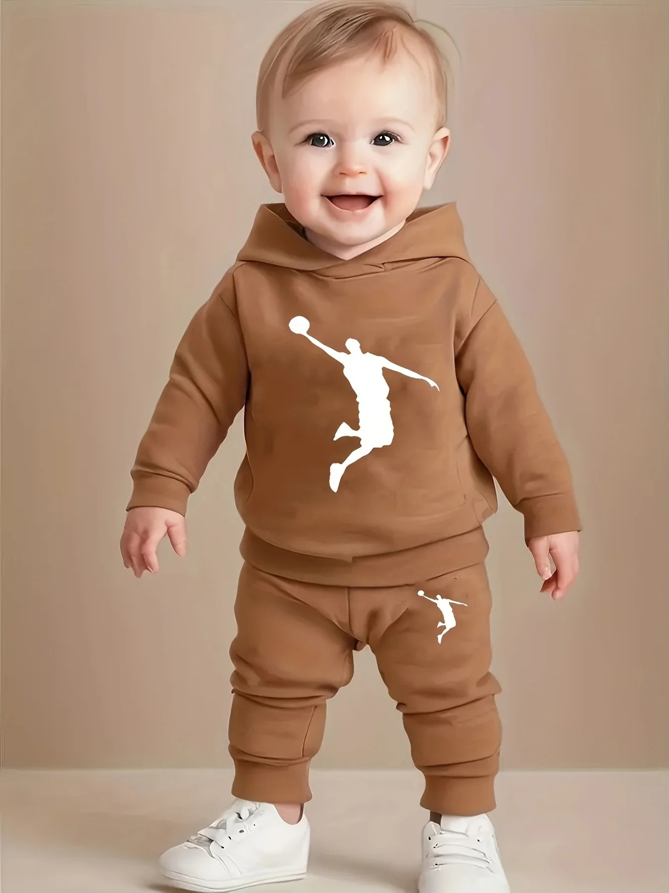 A fleece hoodie for a newborn baby boy in autumn and winter, paired with casual and fashionable long pants, is suitable for outd