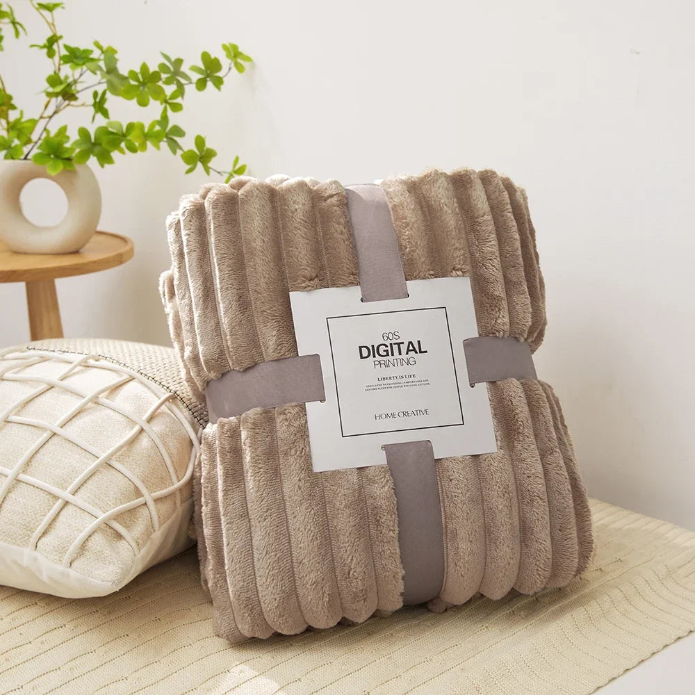 1pc Fluffy Coral Velvet Blanket Air-Conditioned Flannel Plush Comfortable Thickened and Warm Soft Plush Throw Blanket Bed Cover