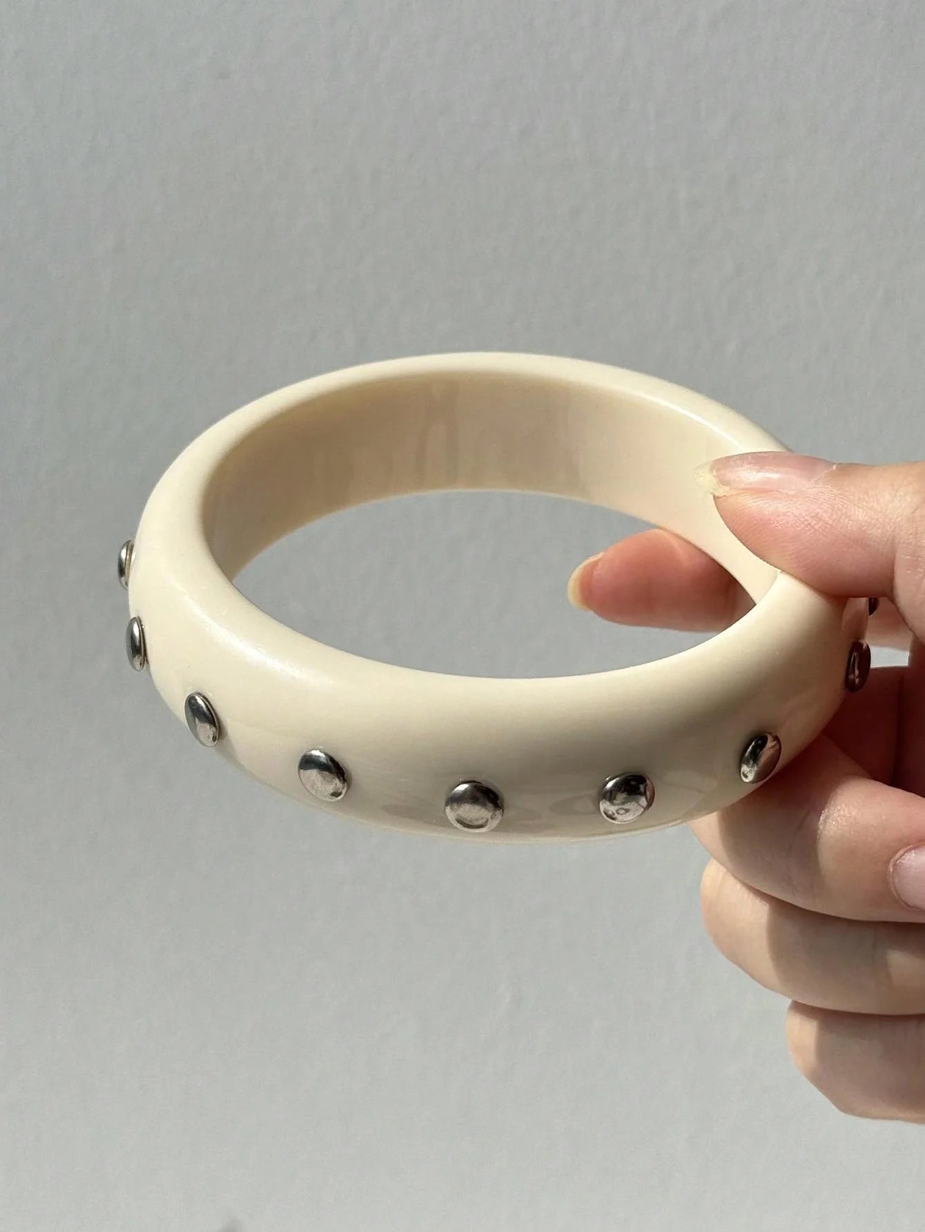 HUANZHI Black and White Irregular Resin Bracelet with Bold, Trendy Design Unique Punk-Style Silver Rivet Clasp Women's Jewelry