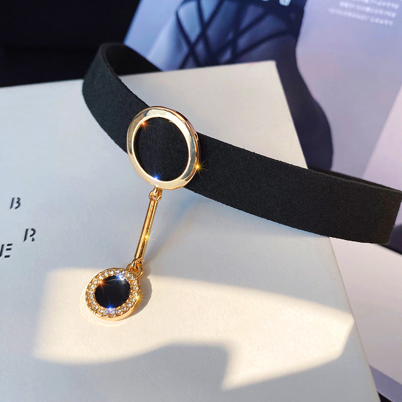 Clavicle Chain Black Wide Edge Covers Neck