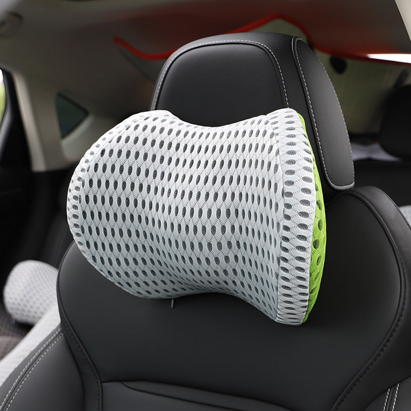 The car waist cushion covers the waist