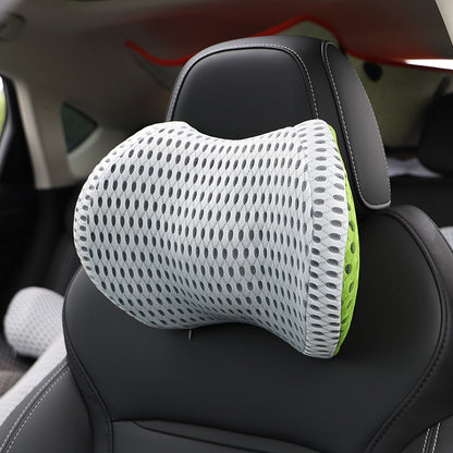 The car waist cushion covers the waist
