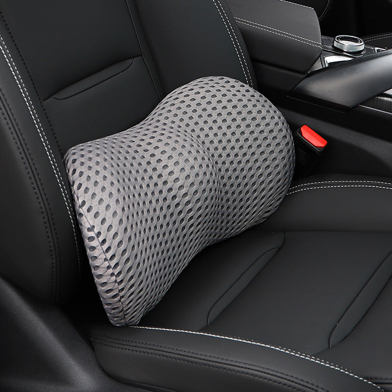 The car waist cushion covers the waist