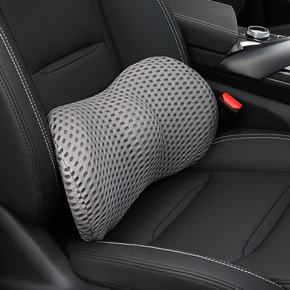 The car waist cushion covers the waist