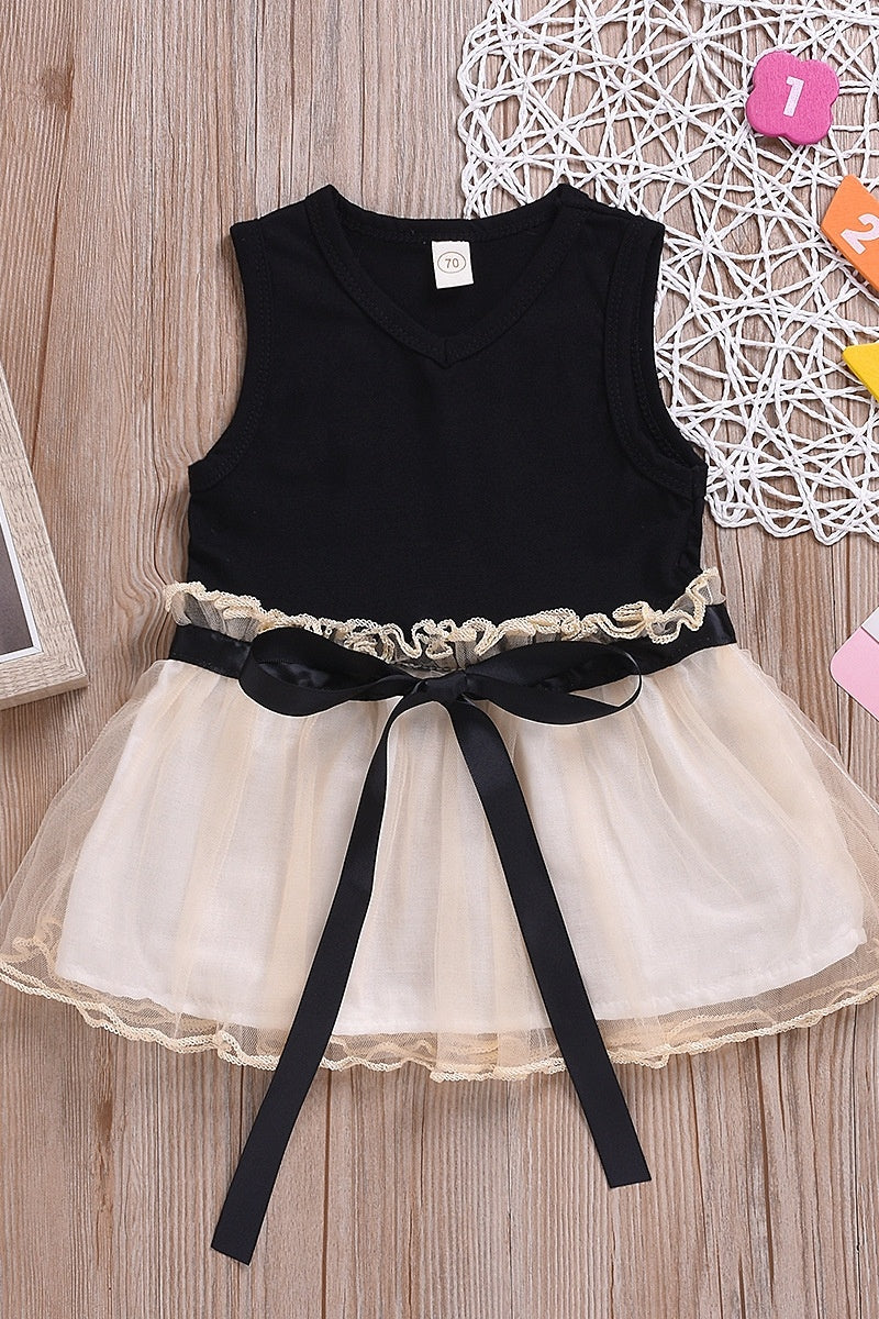 Sleeveless Lace Dress With Wooden Ears