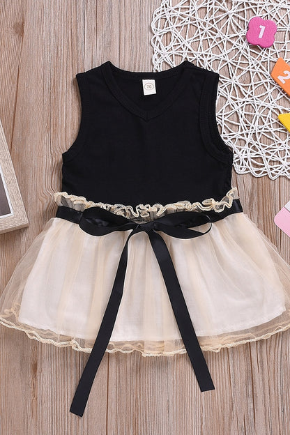 Sleeveless Lace Dress With Wooden Ears