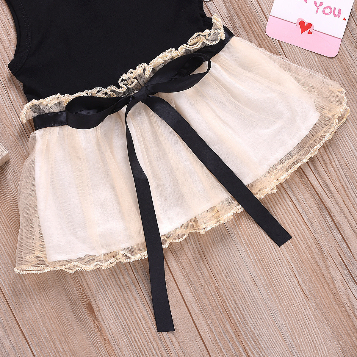 Sleeveless Lace Dress With Wooden Ears