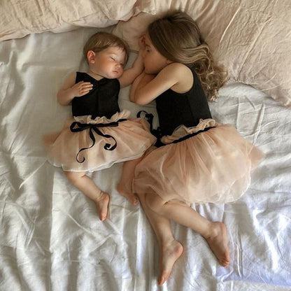 Sleeveless Lace Dress With Wooden Ears