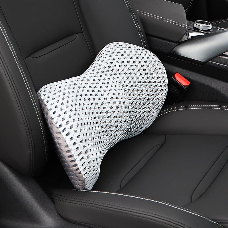 The car waist cushion covers the waist