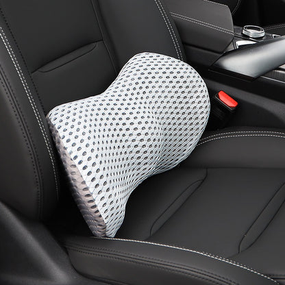 The car waist cushion covers the waist