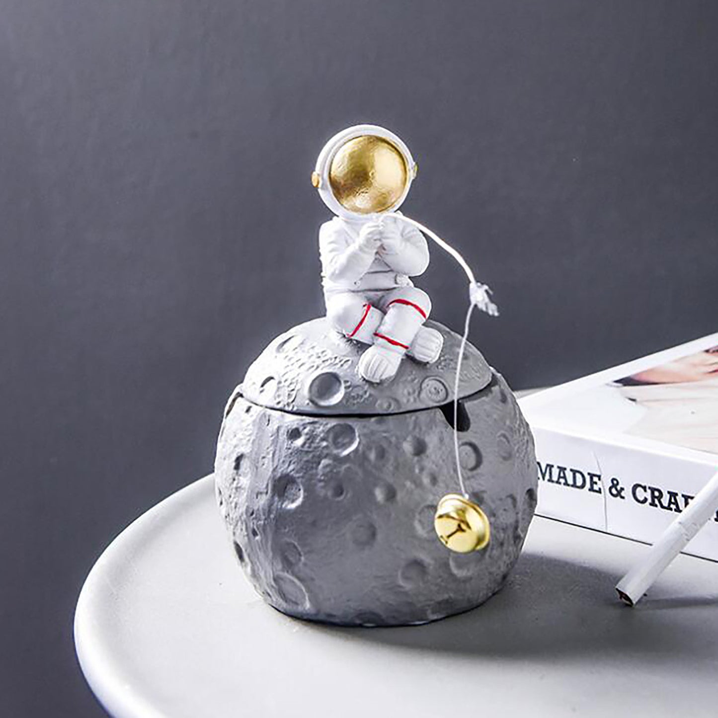 Astronaut Ashtray Creative With Lid Anti-flying Smoke Personality Trend