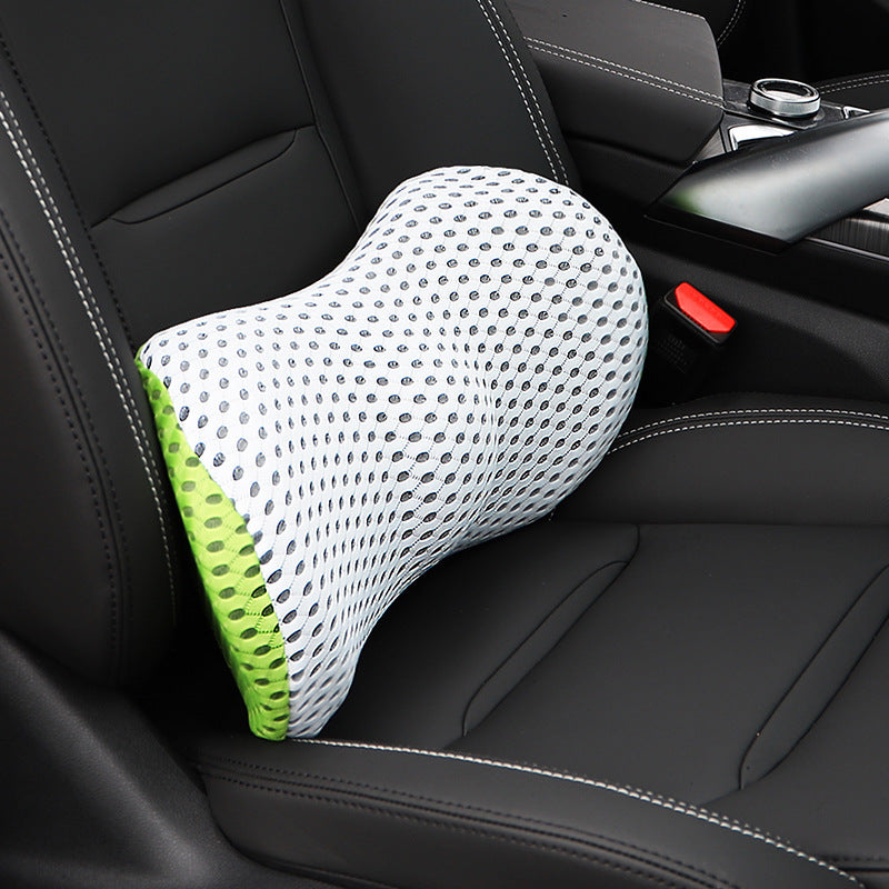 The car waist cushion covers the waist