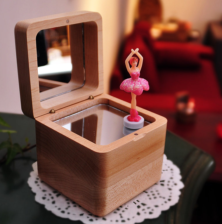 Chinese Valentine's Day gift male wooden music box