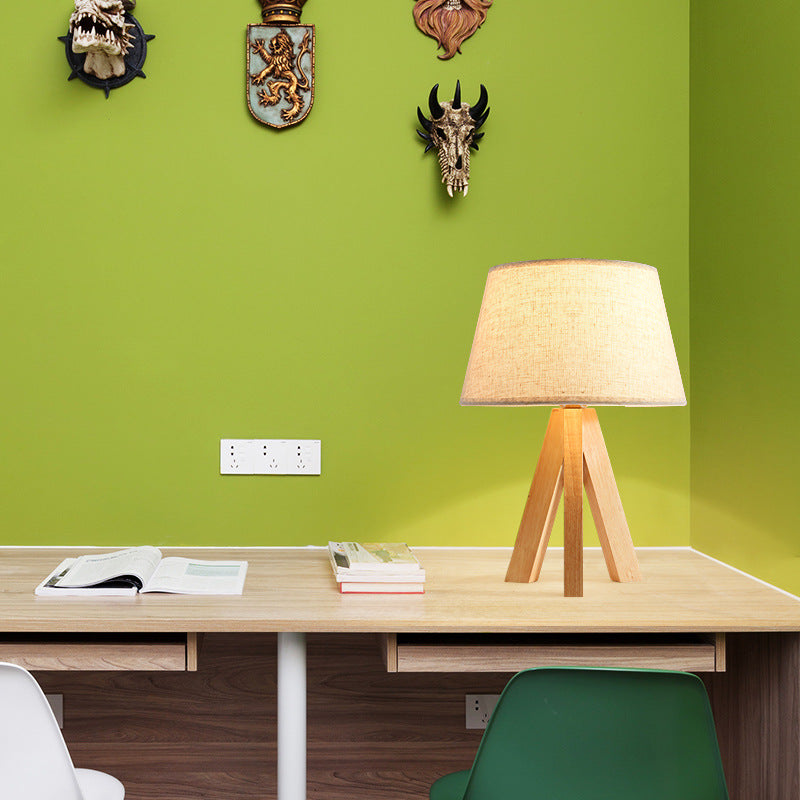 Modern and simple three-pronged table lamp