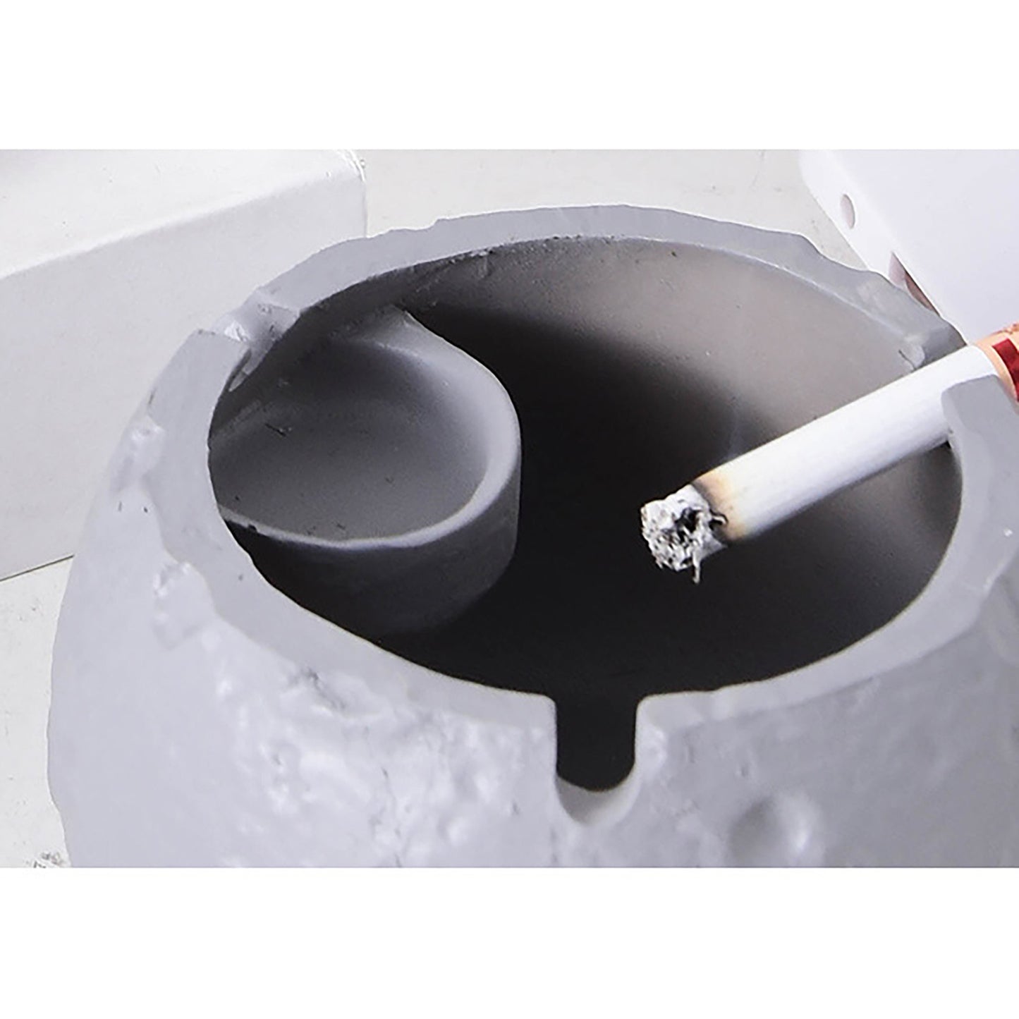 Astronaut Ashtray Creative With Lid Anti-flying Smoke Personality Trend