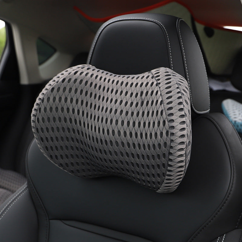 The car waist cushion covers the waist