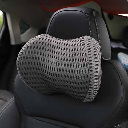 The car waist cushion covers the waist