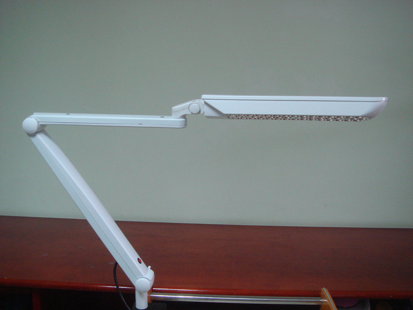 Special Lighting For Beauty Salons And Home Nail Tables