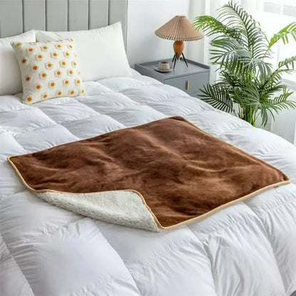 Soft Flannel Pet Blanket Waterproof Splash Resistant Comfortable Blanket for Pet and Couple