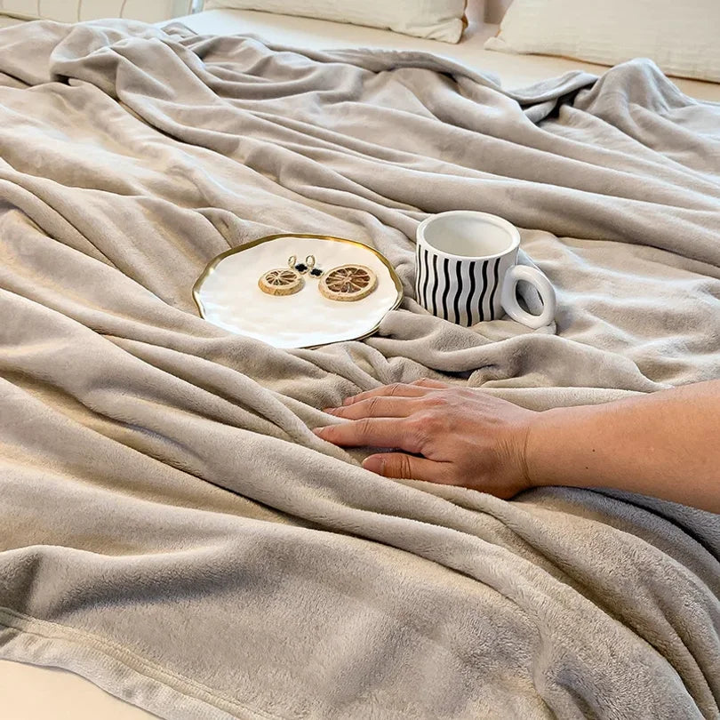 Luxury Flannel Travel Blanket for Airplane Lightweight Office Nap Soft Blanket Non-shedding and Colorfast Multi-purpose Blankets
