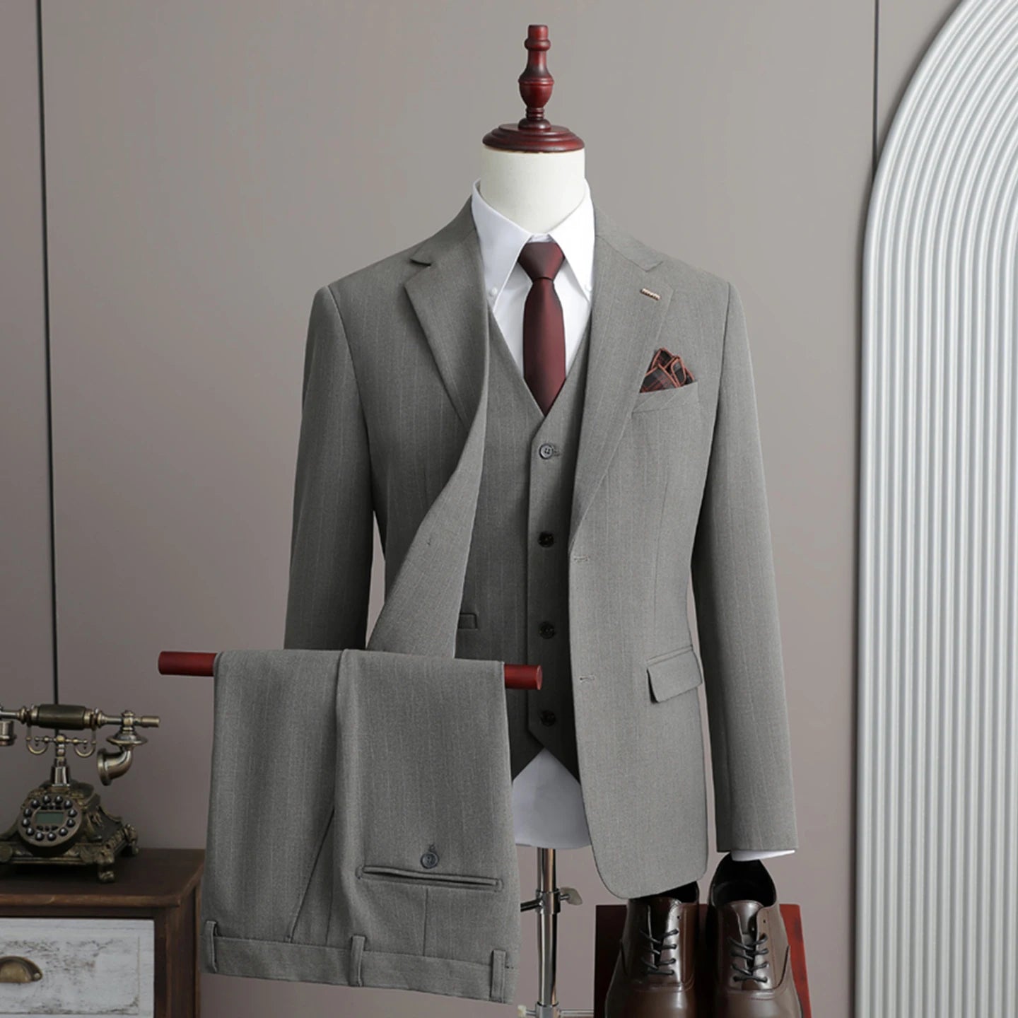 A Stylish and Cool Striped Casual Business Three-Piece Suit Set for the Autumn of 2025, a High-Quality Wedding Suit