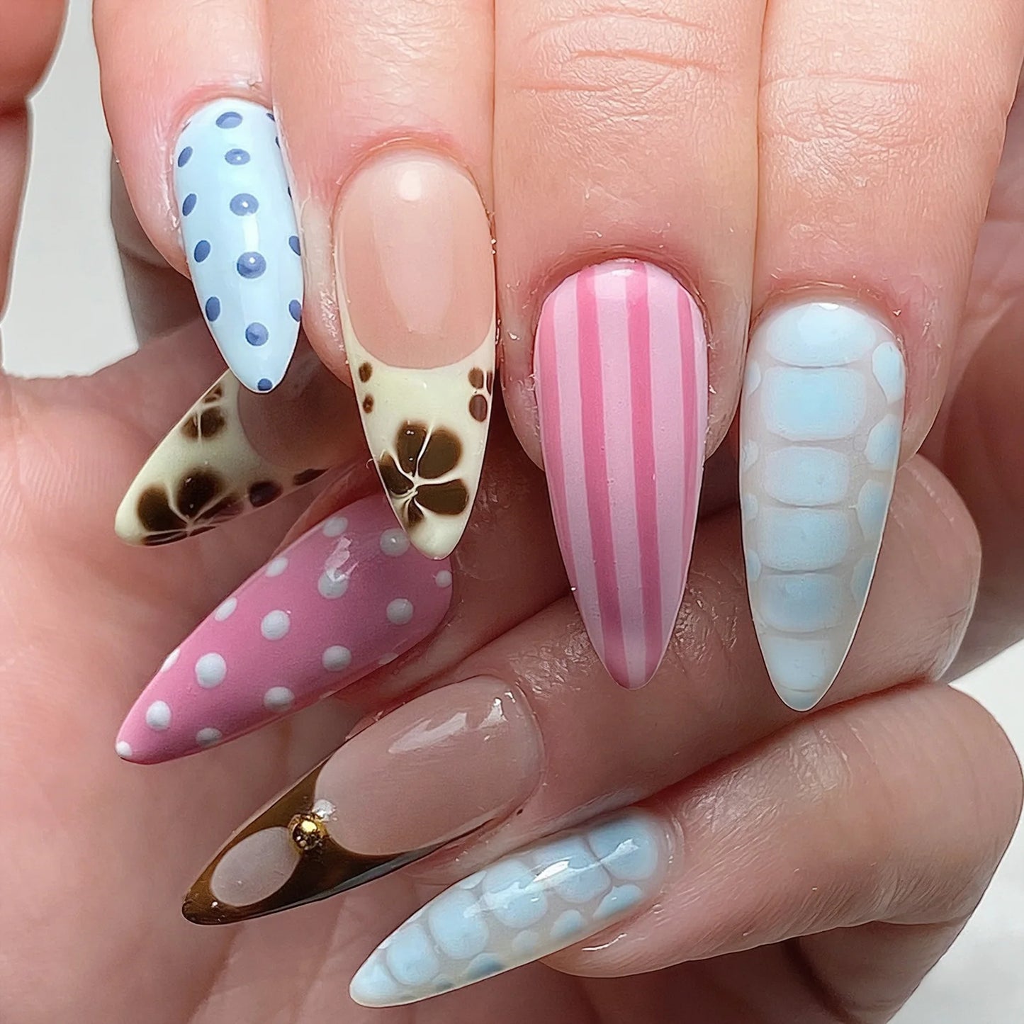 24pcs Red Star Print Fake Nails Sweet Cool Short Almond Press on Nail for Women Wearable Detachable Ins Spice Girl False Nails