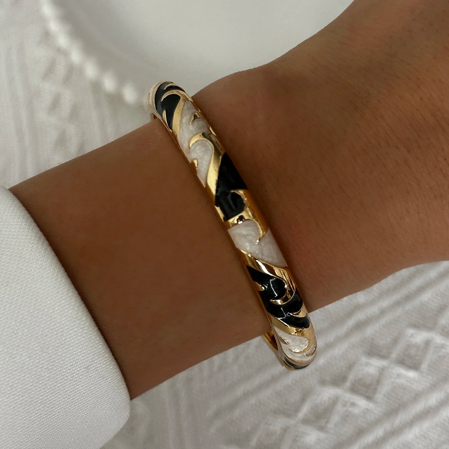 Elegant Enamel Dropped Glaze Flower Texture Bracelet For Women Retro Gold Plated Evil Eye Floral Zircon Bangle Party Jewelry
