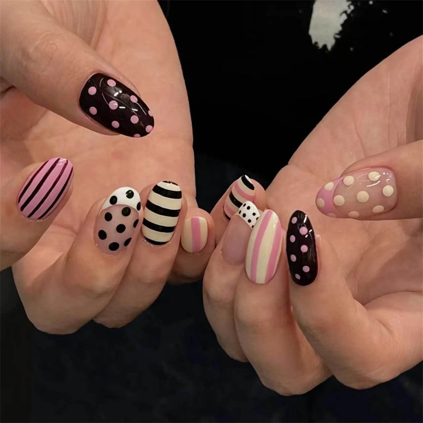 24pcs Red Star Print Fake Nails Sweet Cool Short Almond Press on Nail for Women Wearable Detachable Ins Spice Girl False Nails