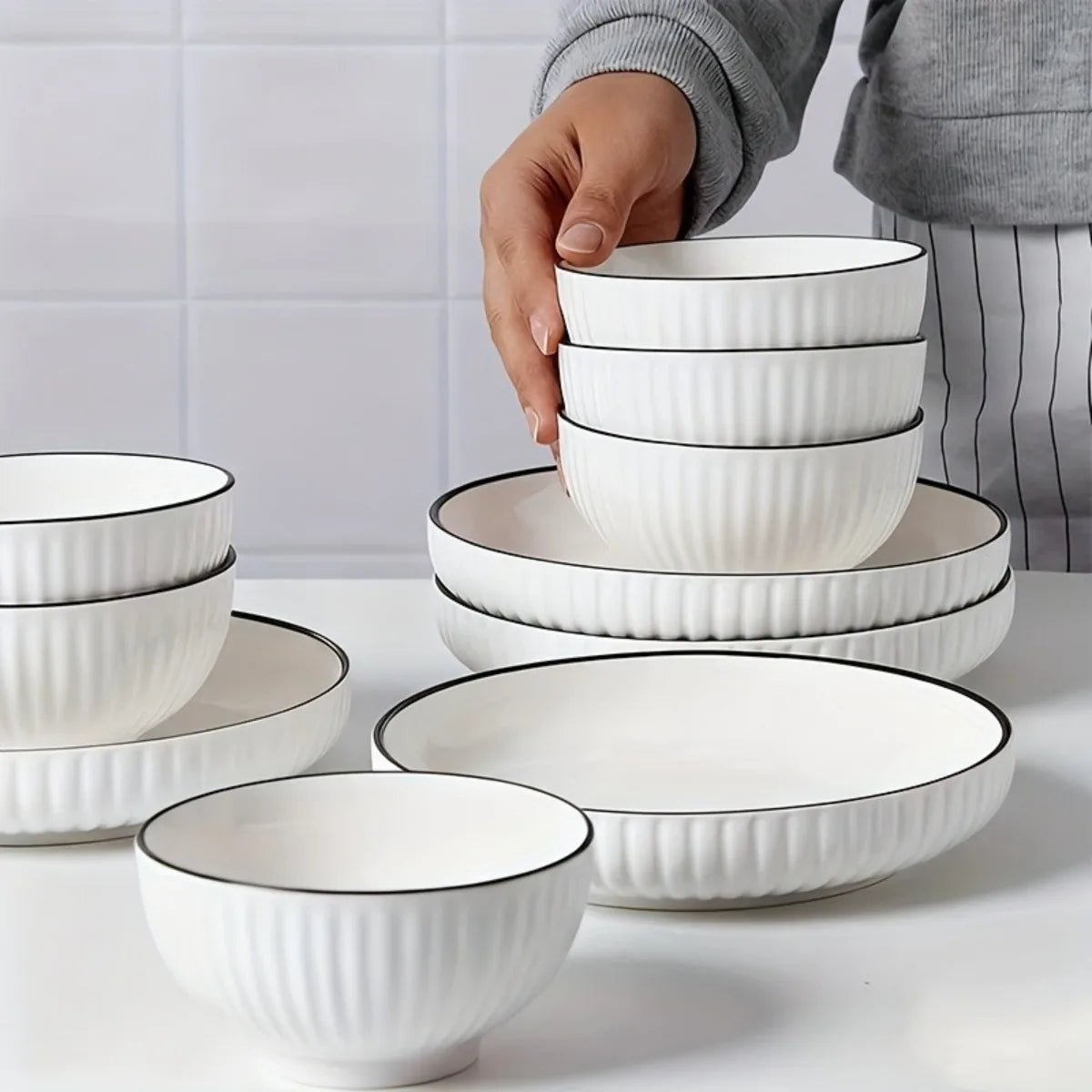 12-piece set Yamada Japanese Style Ceramic Dinnerware Set White & Black Underglaze Traditional Design Porcelain Bowls And Plates