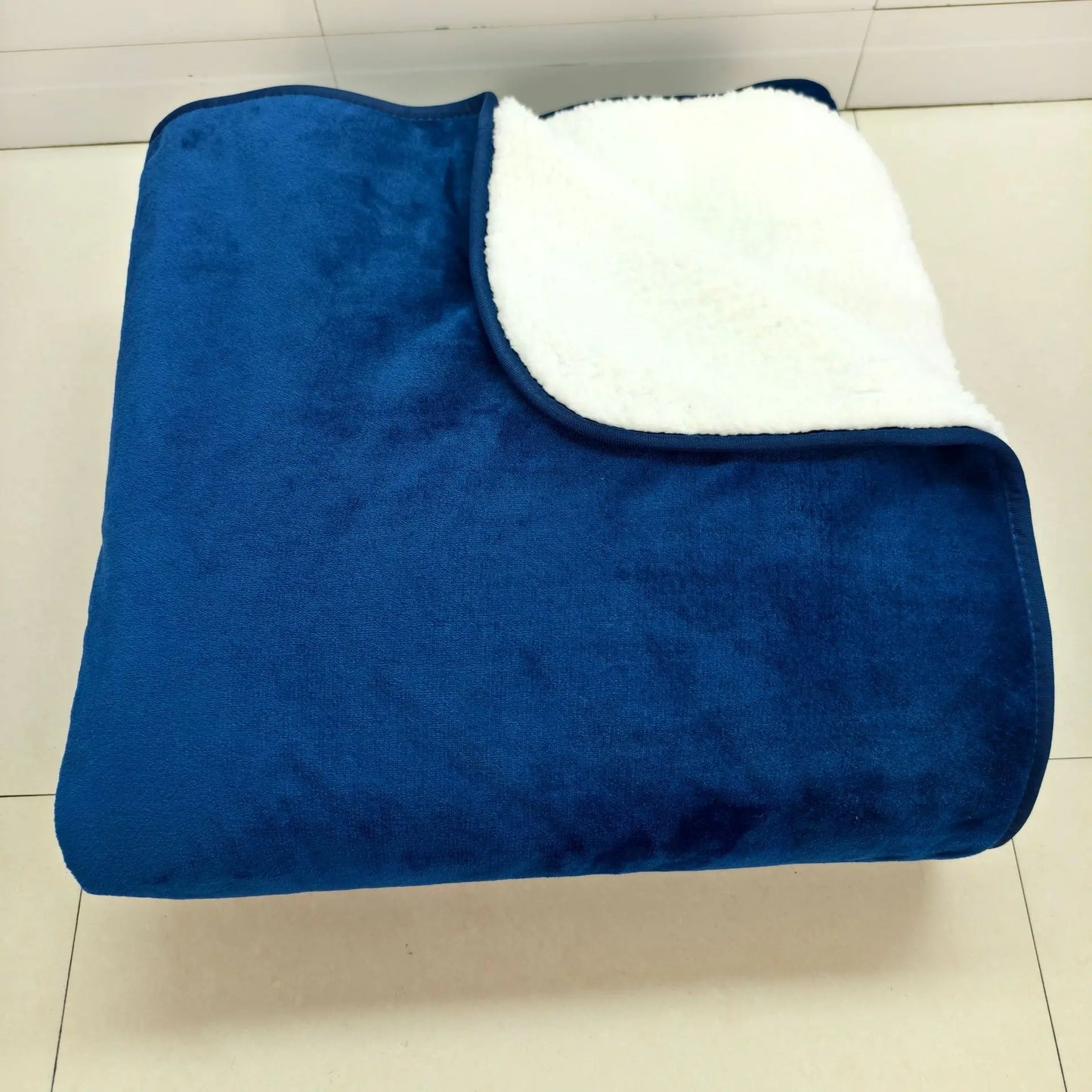 Soft Flannel Pet Blanket Waterproof Splash Resistant Comfortable Blanket for Pet and Couple