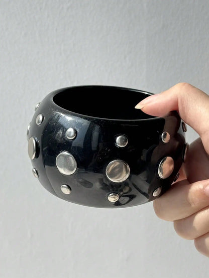 HUANZHI Black and White Irregular Resin Bracelet with Bold, Trendy Design Unique Punk-Style Silver Rivet Clasp Women's Jewelry