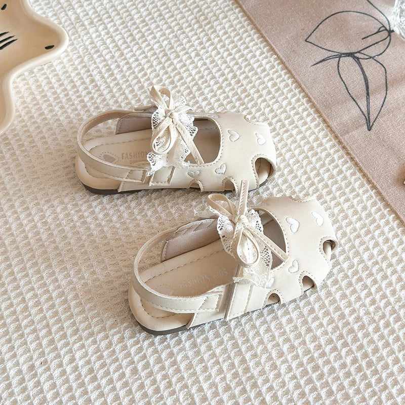 JGSHOWKITO Summer Children Heart Hollow Out Sandals Closed Toe Kids Wedding Party Shoes with Lace Bow Casual Girls Flat Sandals