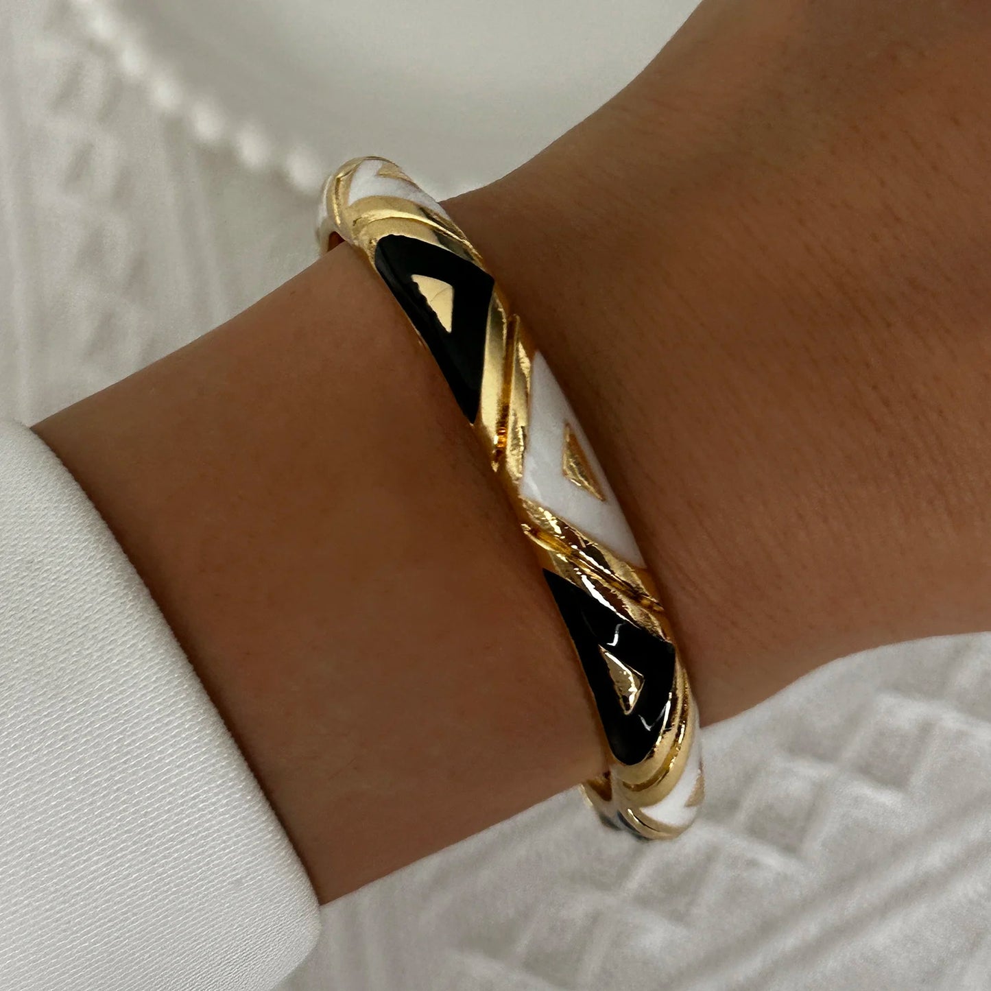 Elegant Enamel Dropped Glaze Flower Texture Bracelet For Women Retro Gold Plated Evil Eye Floral Zircon Bangle Party Jewelry