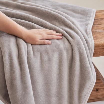 Durable Blanket Solid Color Flannel Throw Blanket Lightweight Plush Bed Cover Soft Fuzzy Sofa Blanket for Cozy Nap Sleeping