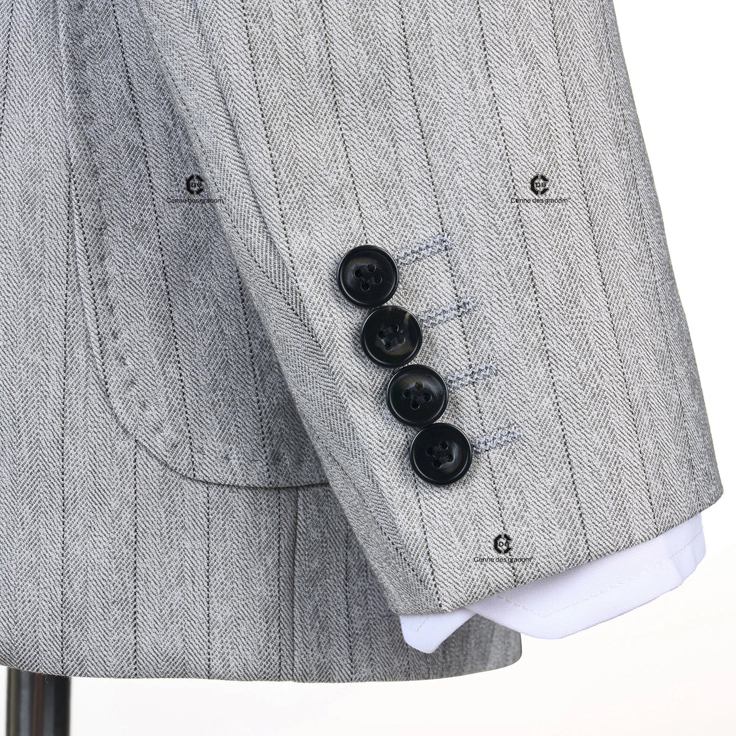 Cenne Des Graoom 2025 Light Grey Striped Double-Breasted Men Suits With Patch Pocket Tailor-Made For Office Wear Wedding Bestman