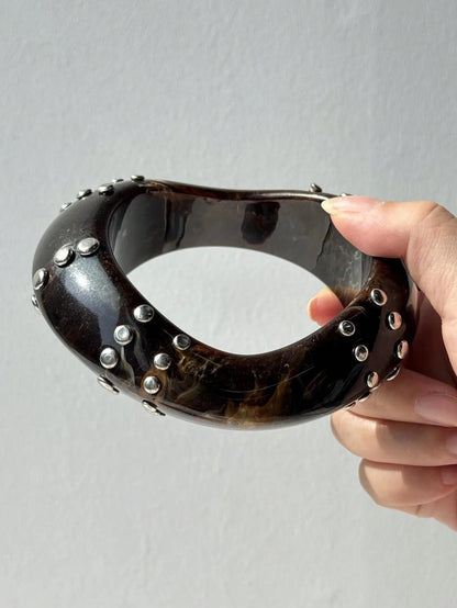 HUANZHI Black and White Irregular Resin Bracelet with Bold, Trendy Design Unique Punk-Style Silver Rivet Clasp Women's Jewelry