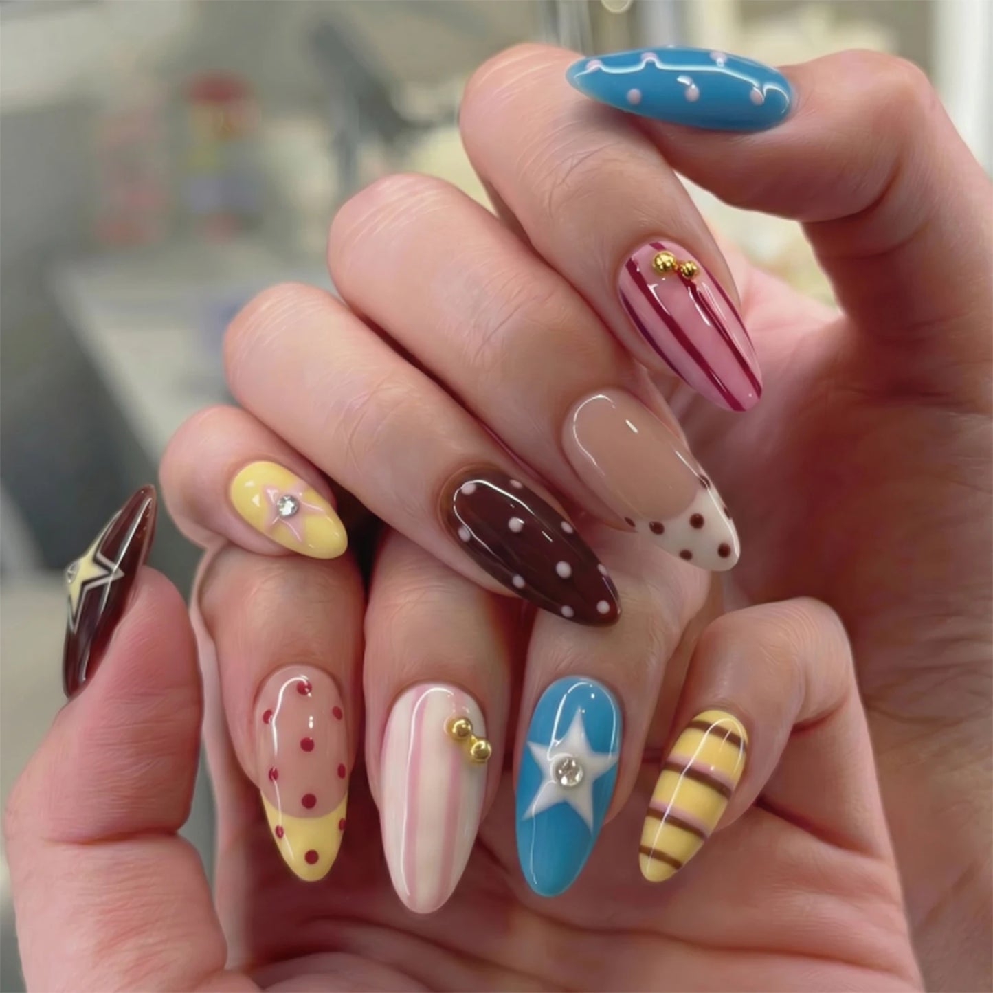 24pcs Red Star Print Fake Nails Sweet Cool Short Almond Press on Nail for Women Wearable Detachable Ins Spice Girl False Nails