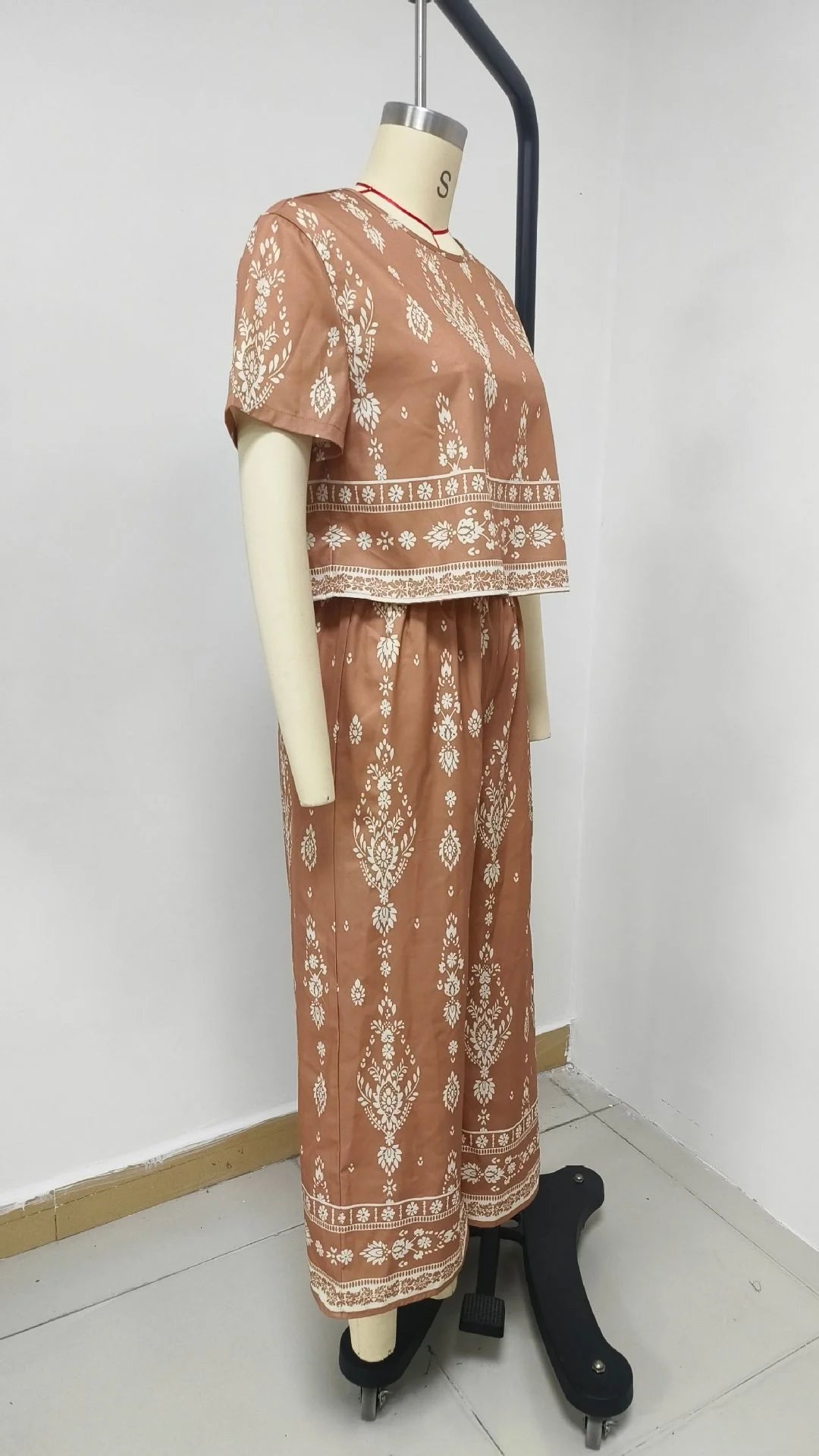 Women's Retro Ethnic Print Two-Piece Set Casual Short-Sleeved Top with 3/4 Length Pants Suit