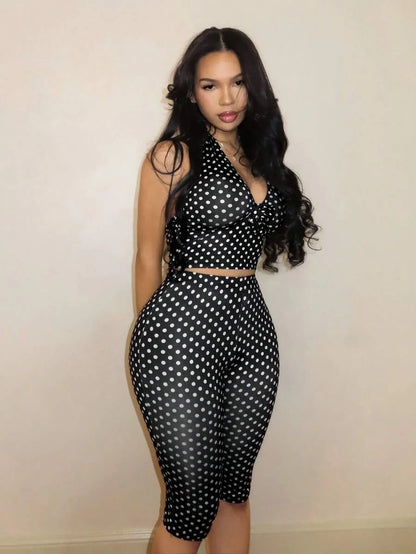 Millennial Hot Girl Polka Dot Slim-Fit Set: Halter Neck Backless Crop Top and Tight-Fitting Hip-Hugging Mid-Length Shorts That Accentuate the Figure, Two-Piece Set