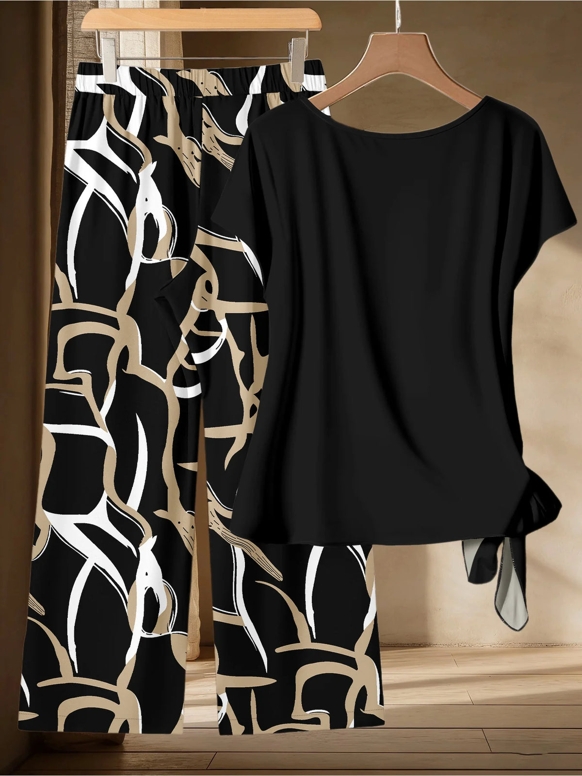 Casual and Elegant Women's Plus Size Premium Black Gold Abstract Print
