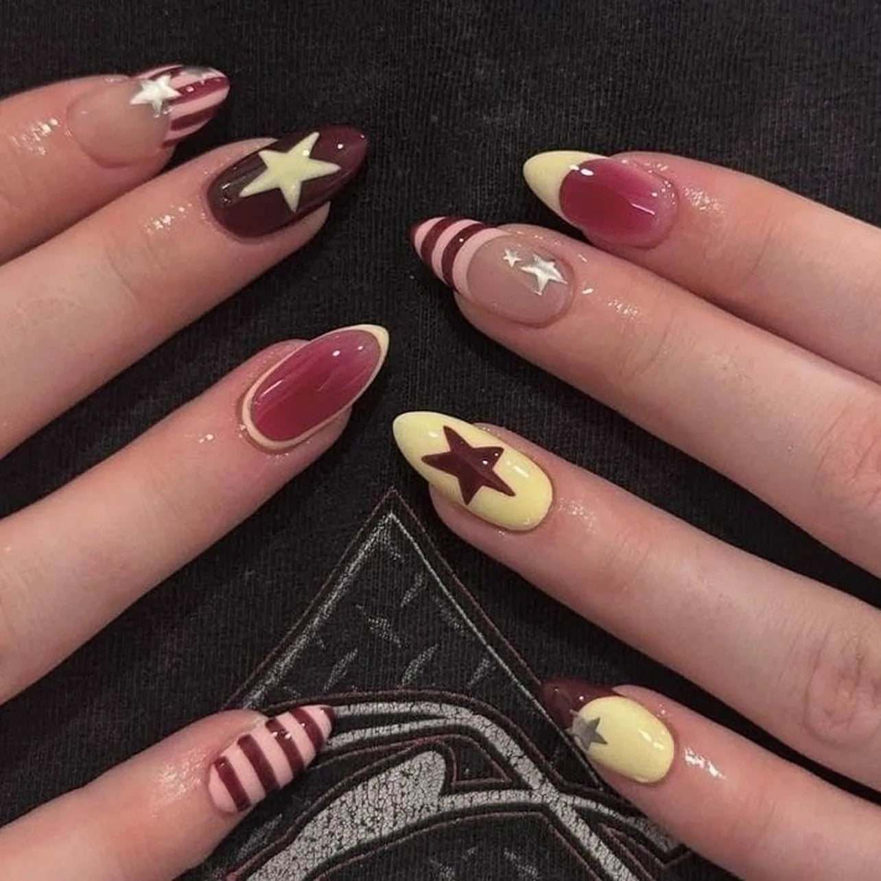 24pcs Red Star Print Fake Nails Sweet Cool Short Almond Press on Nail for Women Wearable Detachable Ins Spice Girl False Nails