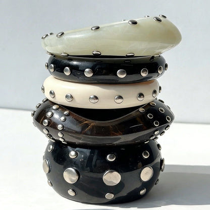 HUANZHI Black and White Irregular Resin Bracelet with Bold, Trendy Design Unique Punk-Style Silver Rivet Clasp Women's Jewelry