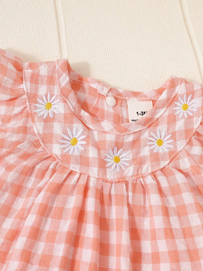 Newborn baby girl two-piece set: white cotton pleated sleeveless checkered top and matching triangular leggings