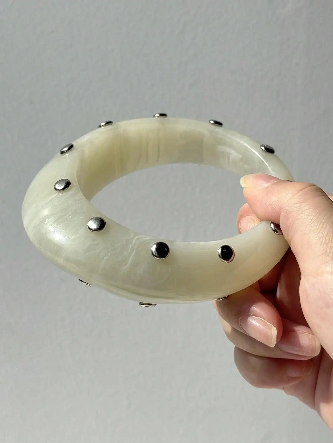 HUANZHI Black and White Irregular Resin Bracelet with Bold, Trendy Design Unique Punk-Style Silver Rivet Clasp Women's Jewelry