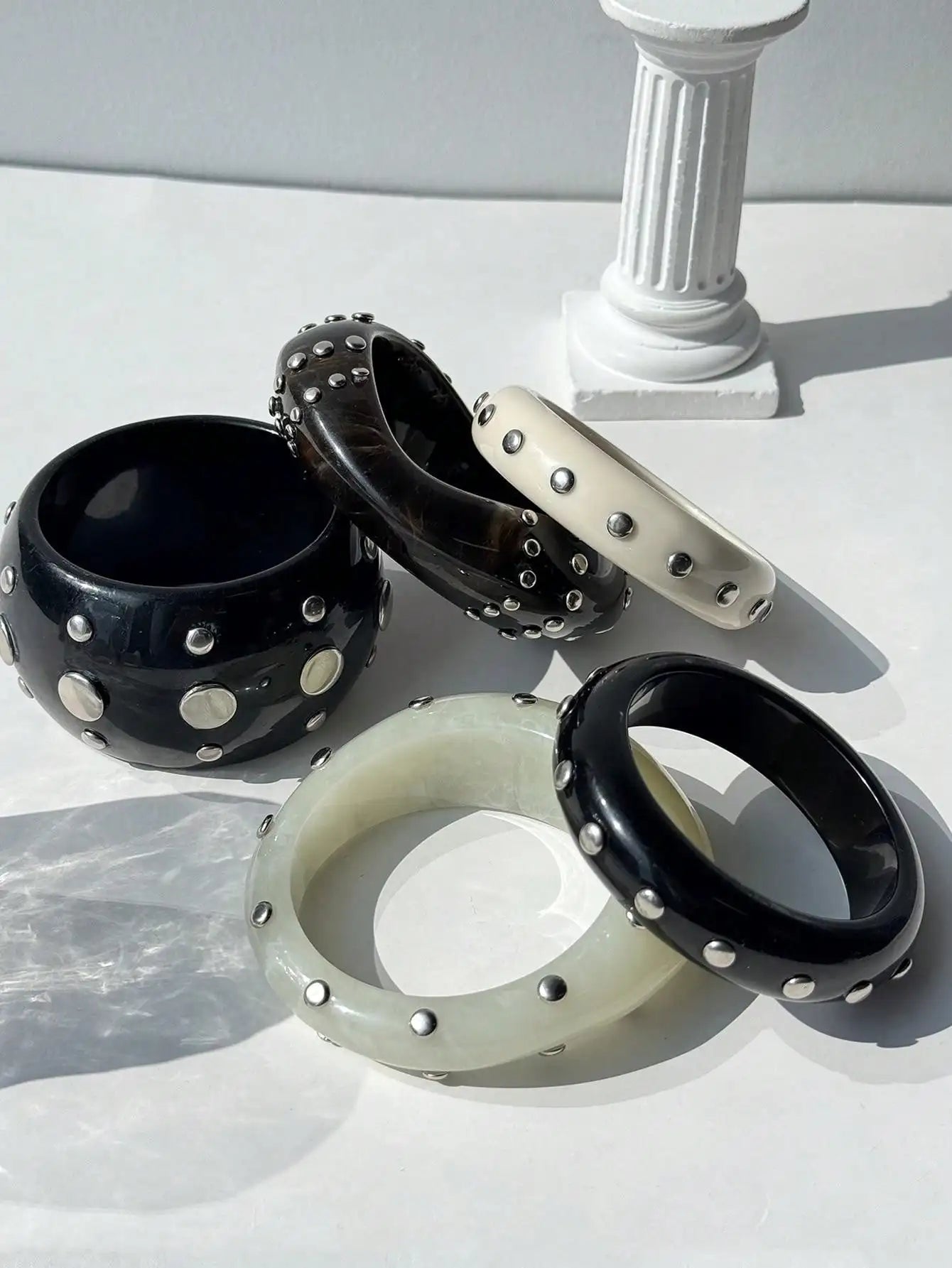 HUANZHI Black and White Irregular Resin Bracelet with Bold, Trendy Design Unique Punk-Style Silver Rivet Clasp Women's Jewelry