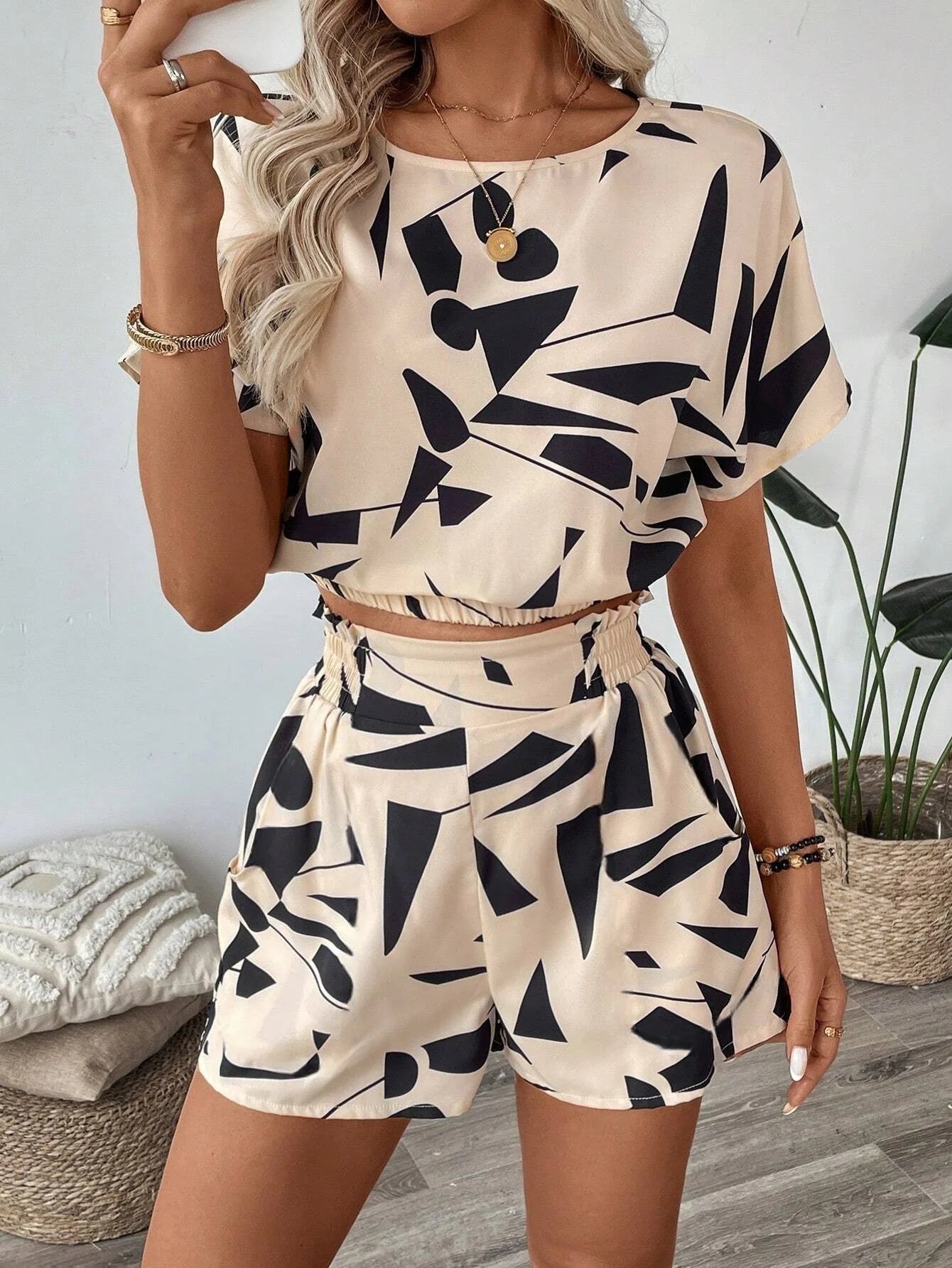 Women's Fashion Two-Piece Set - Leaf Pattern Printed Waist-Cinching Short-Sleeved T-Shirt + Printed Shorts Set