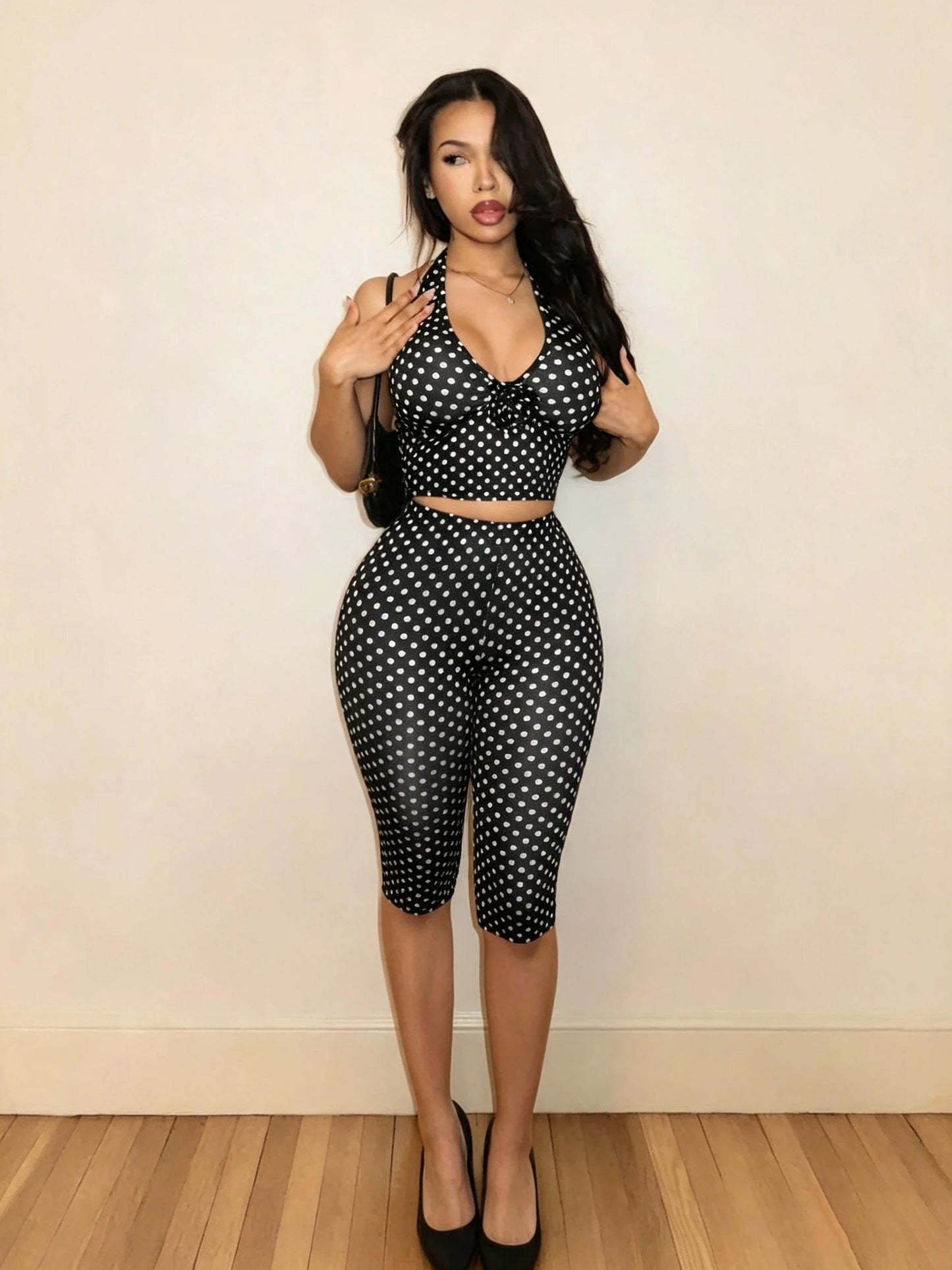 Millennial Hot Girl Polka Dot Slim-Fit Set: Halter Neck Backless Crop Top and Tight-Fitting Hip-Hugging Mid-Length Shorts That Accentuate the Figure, Two-Piece Set