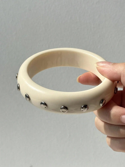 HUANZHI Black and White Irregular Resin Bracelet with Bold, Trendy Design Unique Punk-Style Silver Rivet Clasp Women's Jewelry